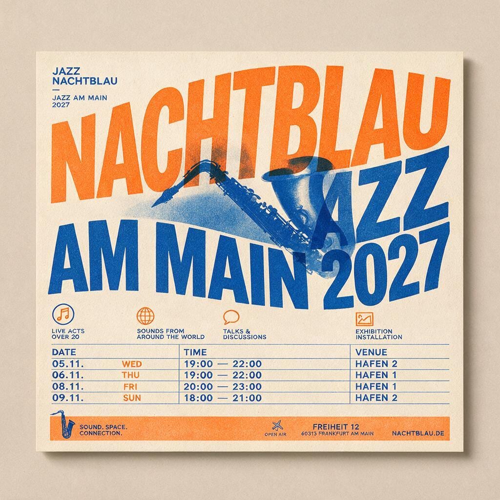 NACHTBLAU Festivalplakat: große blaue und orangefarbene Buchstaben „Jazz am Main 2027“ mit Saxofon und Programmraster