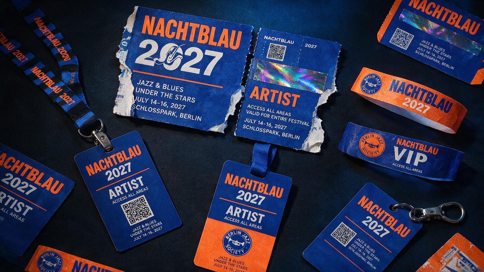 NACHTBLAU Tickets mit Hologrammstreifen, Artist- und VIP-Badges an Lanyards auf dunklem Grund