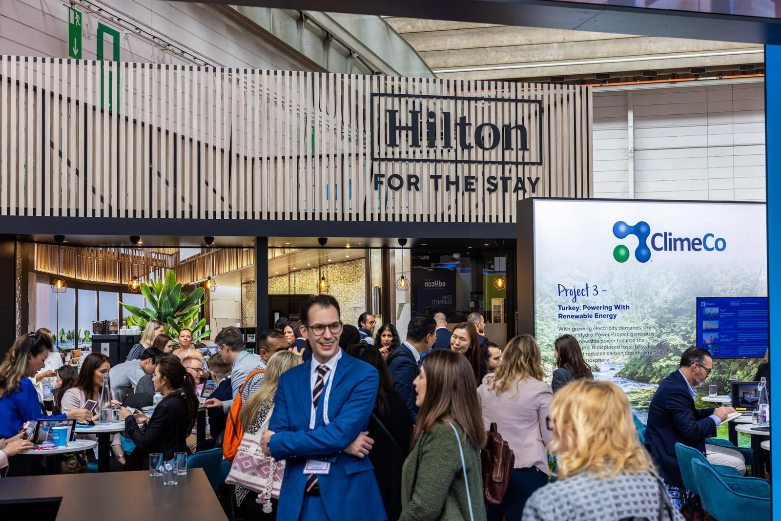 Lounge-Bereich des Messestands mit Sitzgruppen