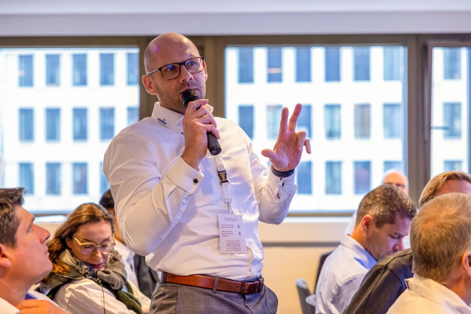 Referent im Gespräch mit dem Publikum während einer Session