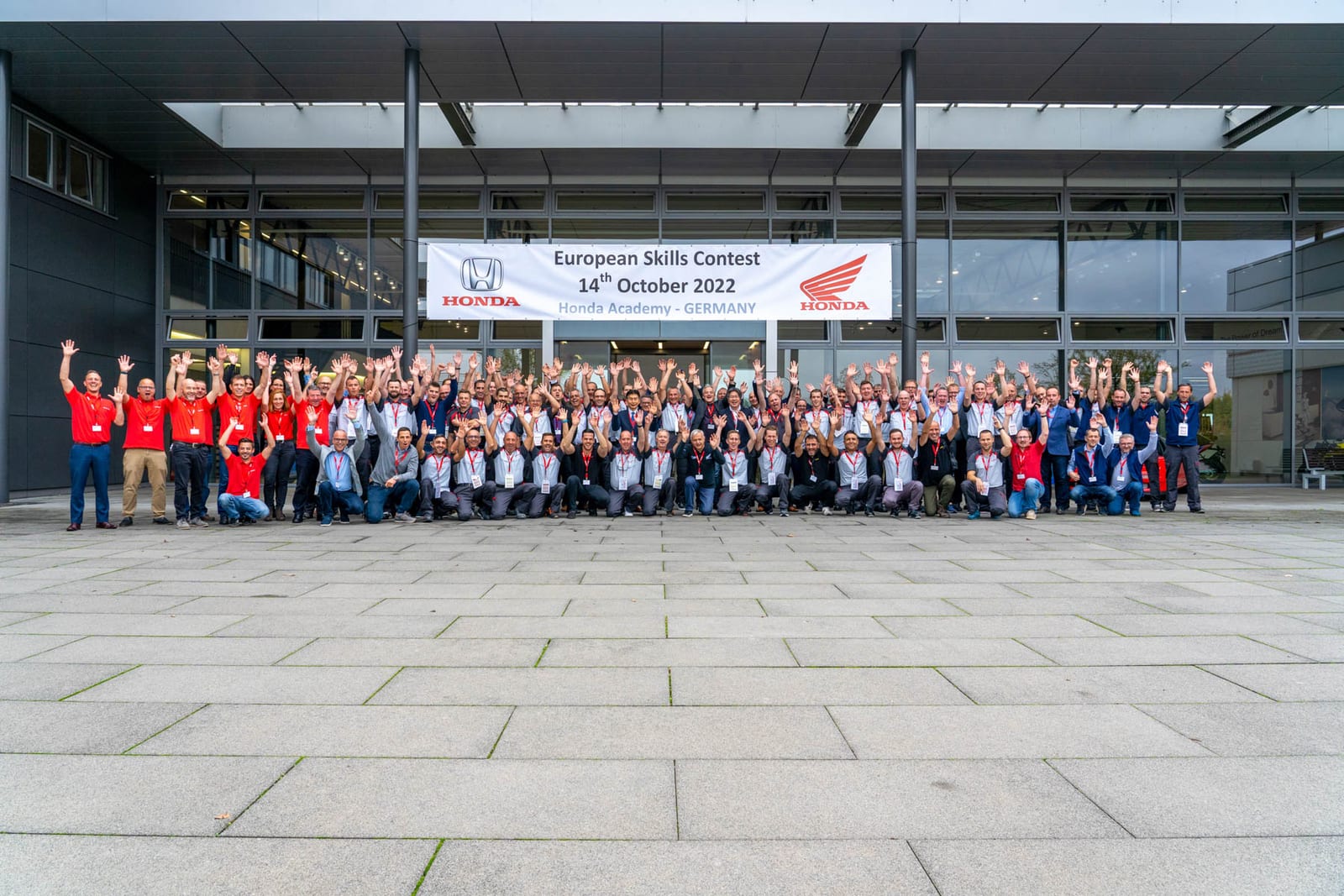 Teilnehmer des Honda European Skills Contest bei der Arbeit an einem Prüfstand