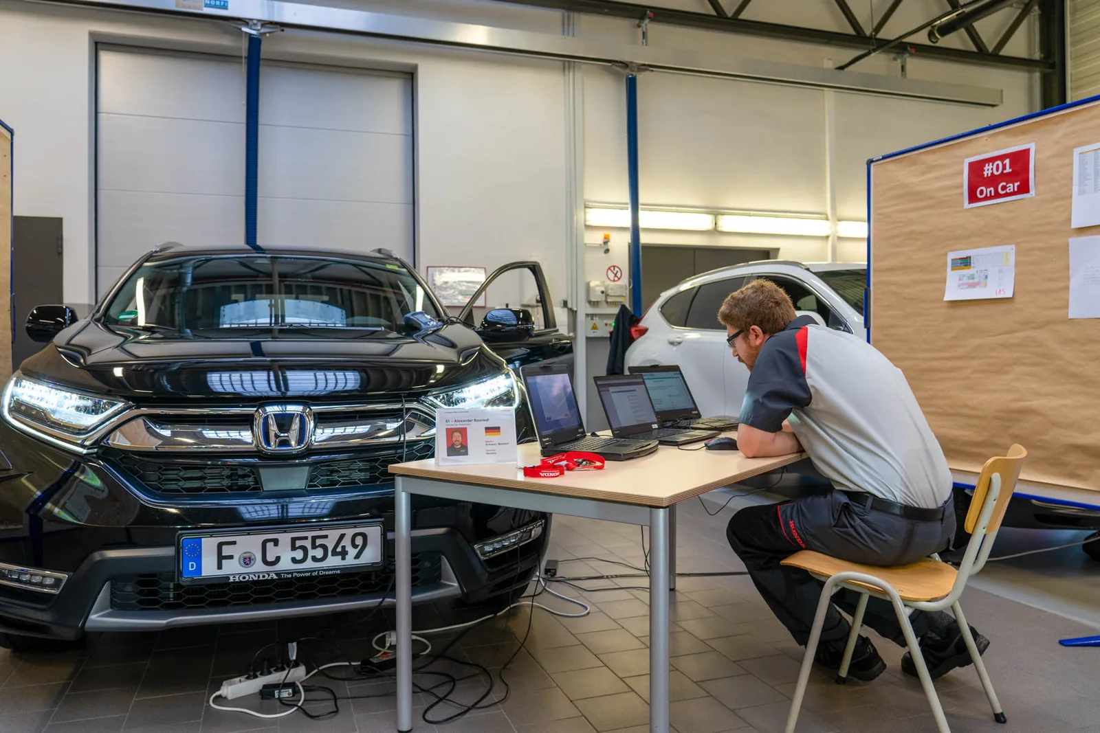 Werkzeuge und Hände an einem engen Arbeitsplatz
