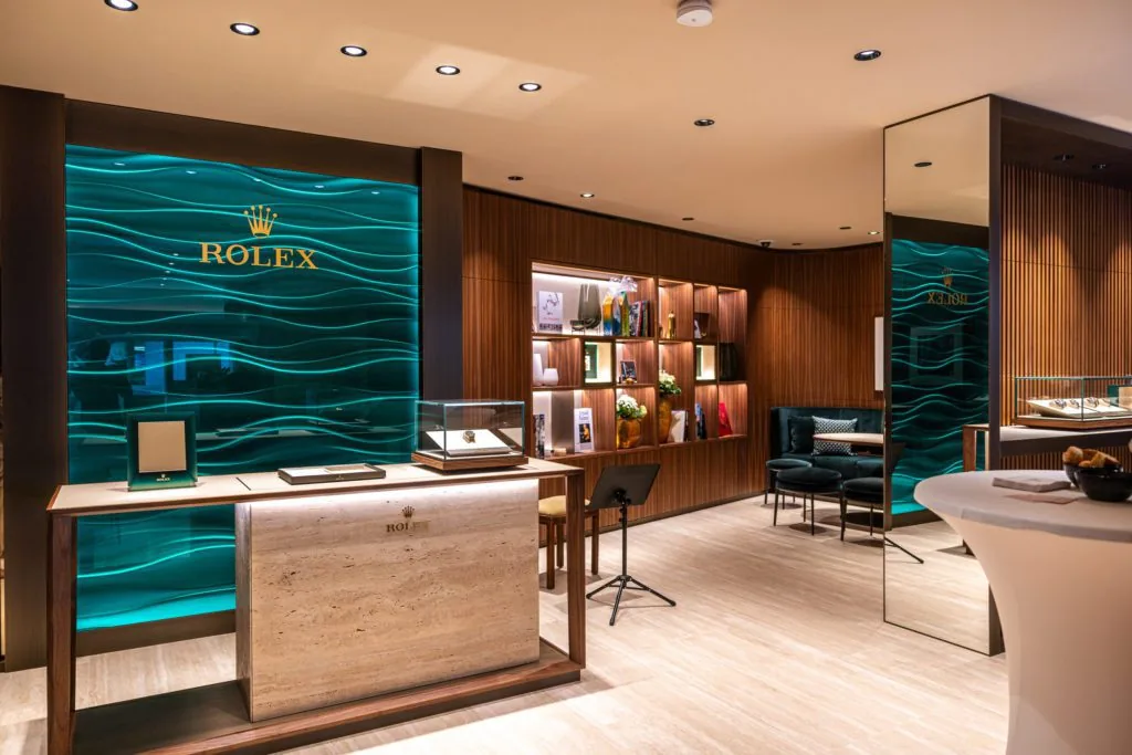 Vitrine mit Uhren im neuen VOGL Store
