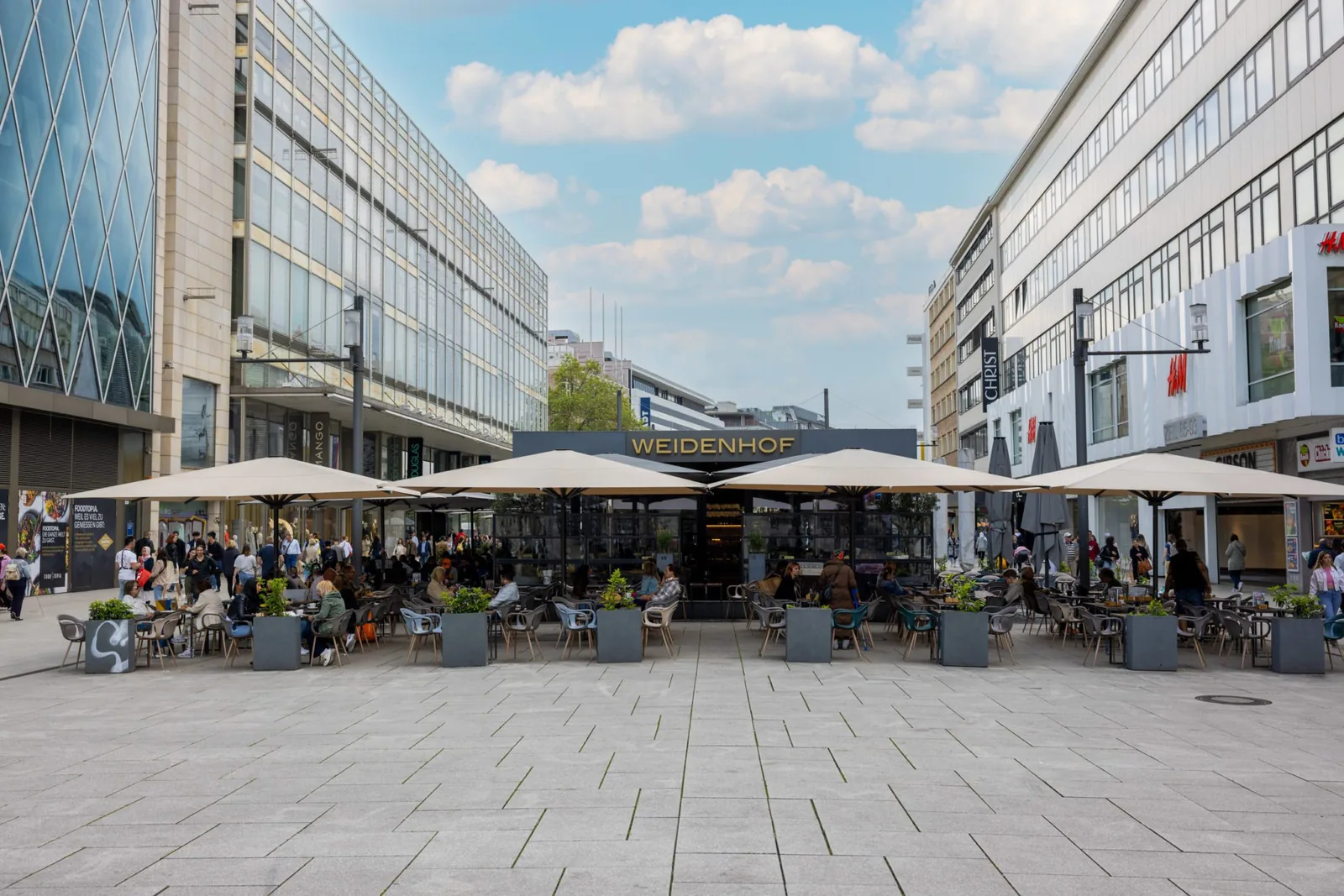 One day: the Zeil, the Westhafen and the Henninger Tower
