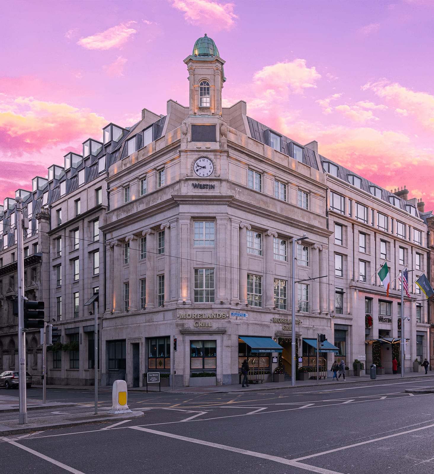 Hotelfassade in der Abenddämmerung, aufgenommen für eine Hotelproduktion