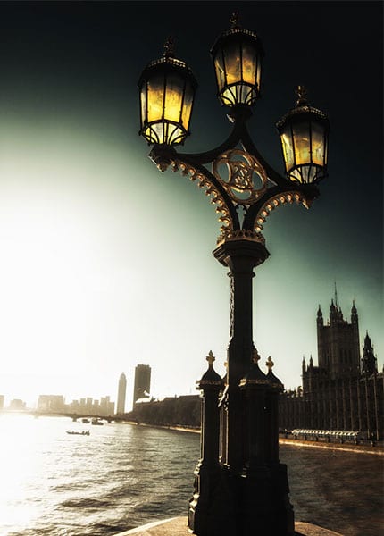 Verzierte Laterne, dahinter der Westminster-Palast in London