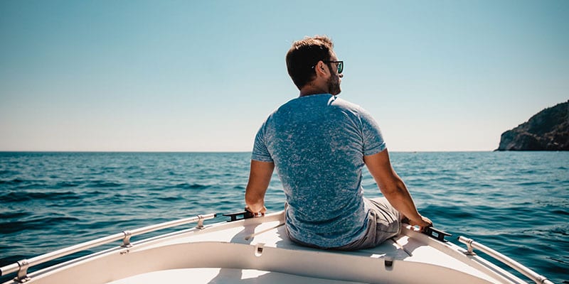 Person auf einem Boot auf offener See