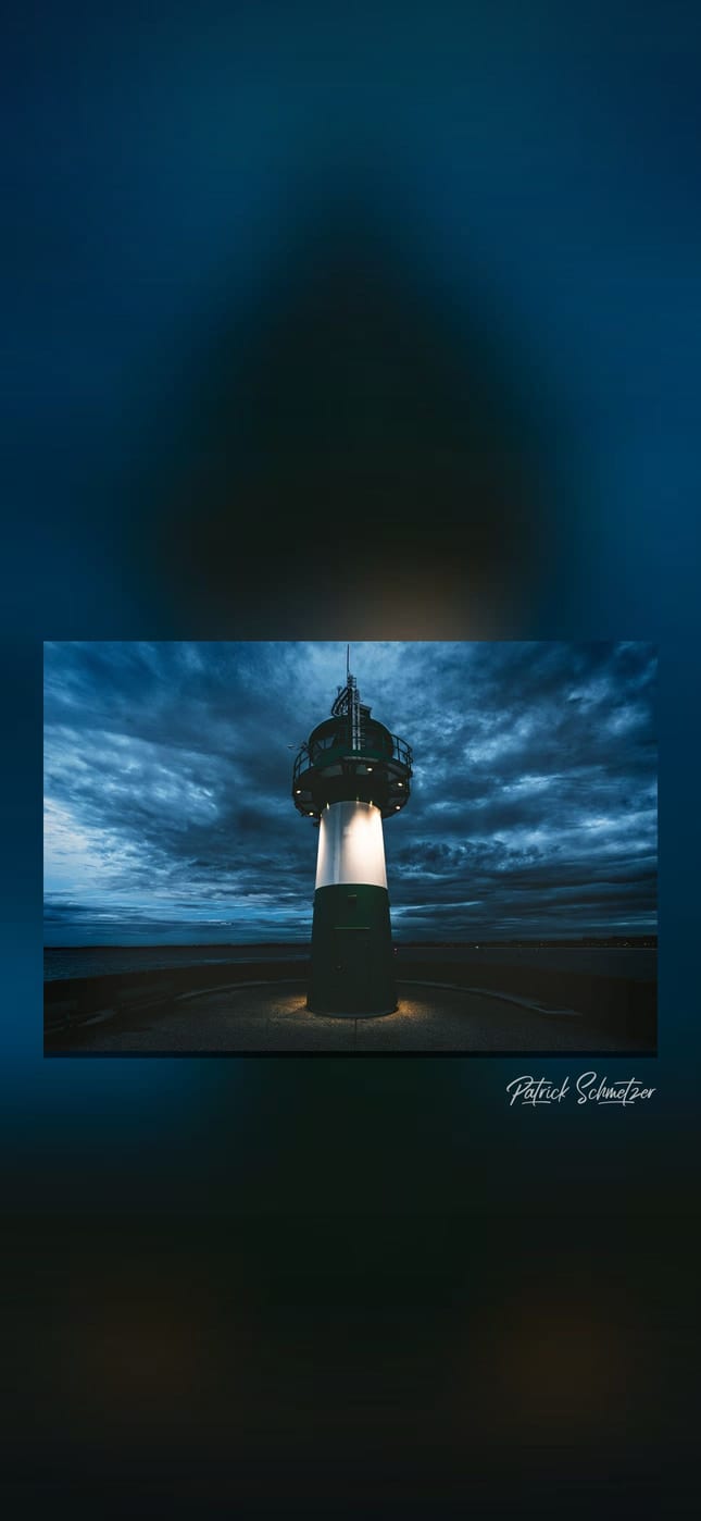Leuchtturm unter einem aufziehenden Sturmhimmel